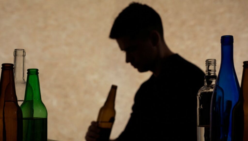 45% e 15-vjeçarëve meshkuj në Shqipëri konsumojnë alkool