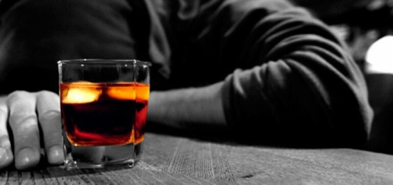 OBSH: 4 në 10 adoleshentë konsumojnë alkool