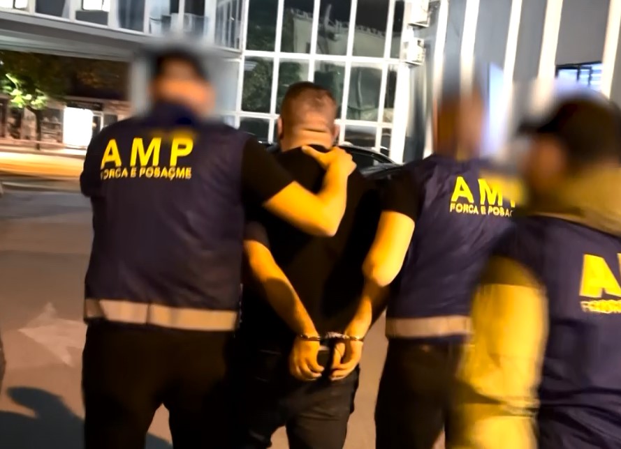 “Polici” kryente marrëdhënie me eskortat e Tiranës dhe ju merrte paratë duke i shantazhuar