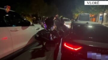 Grabitën 2 qytetarë dhe një pikë karburanti, arrestohen adoleshentët hajdutë më Audi në Vlorë (Video)