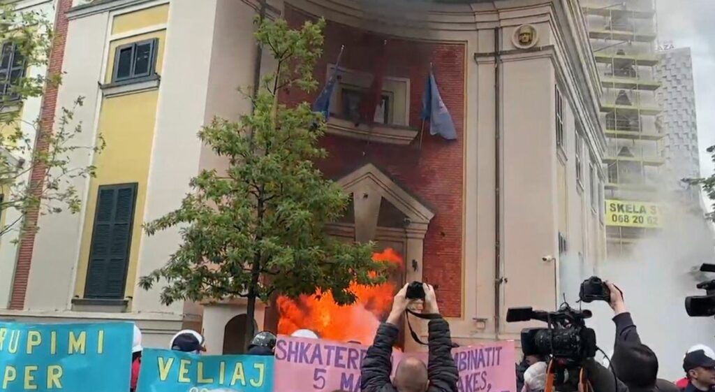 Opozita proteston përpara Bashkisë, hidhet molotov ndaj ndërtesës