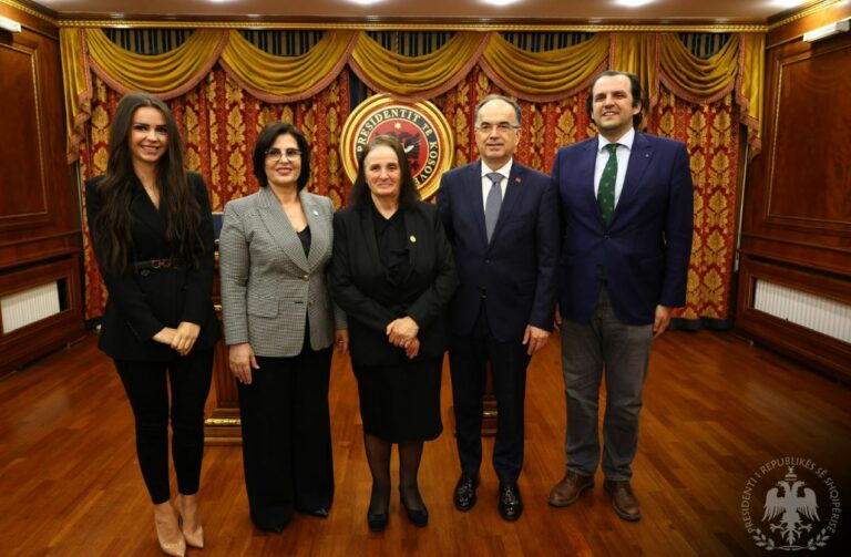 Presidenti Begaj viziton familjen e Ibrahim Rugovës: Kontribut të jashtëzakonshëm për kombin shqiptar