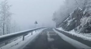 Dëborë në pranverë, zbardhen rrugët në Qafë Thore (Video)