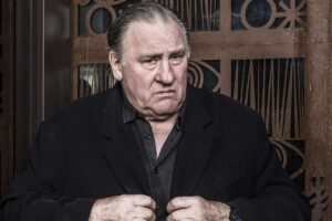 “E futi mes këmbëve dhe i preku trupin”/ Gérard Depardieu akuzohet për sulm seksual