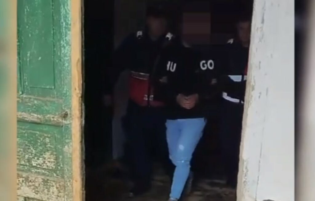 Vodhi 3 automjete dhe 12 targa që do përdoreshin për krime, arrestohet 22-vjeçari