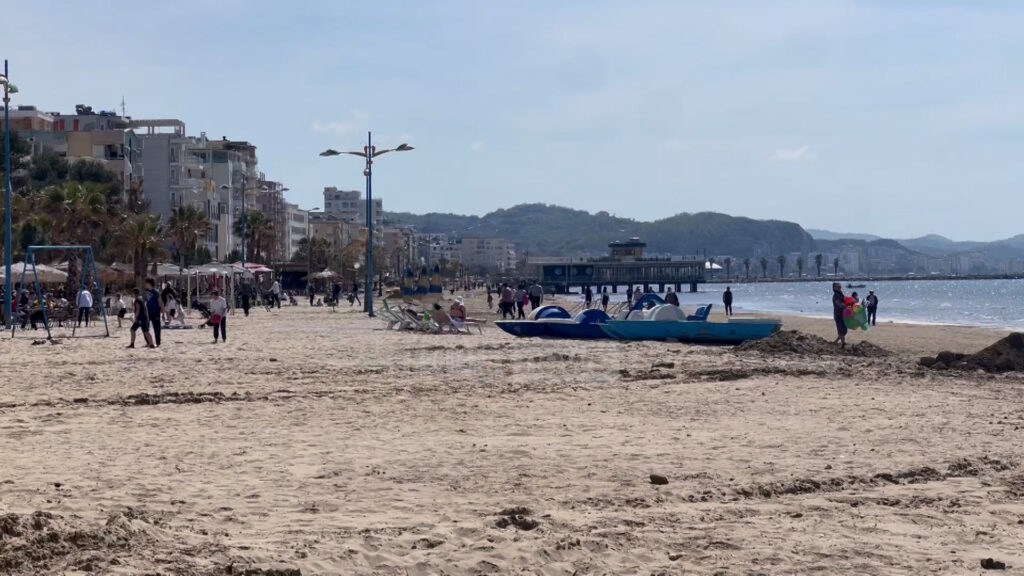 Nis pastrimi i plazhit në Durrës