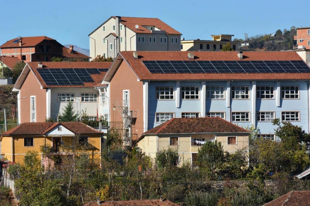 6 sisteme fotovoltaike diellore në godinat publike të Klosit dhe Peshkopisë
