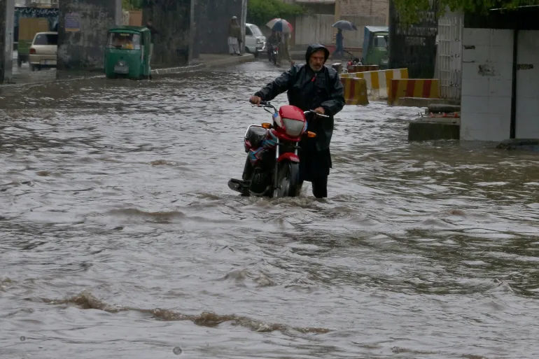 Afganistani e Pakistani në kolaps, përmbytjet u marrin jetën qindra njerëzve