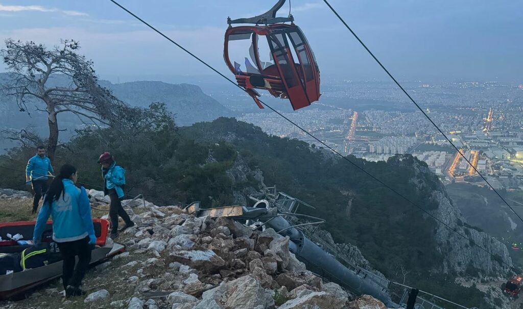 Mbyllen tragjikisht pushimet për muajin e Ramazanit, 1 viktimë e dhjetëra të bllokuar në ajër nga rrëzimi i teleferikut në Turqi