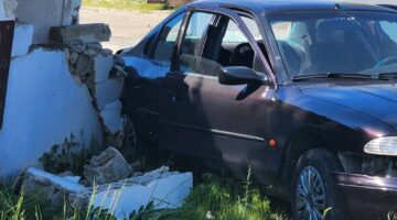 Tjetër aksident në aksin Qafë Thanë-Pogradec, makina përplaset me murin mbrojtës të banesës
