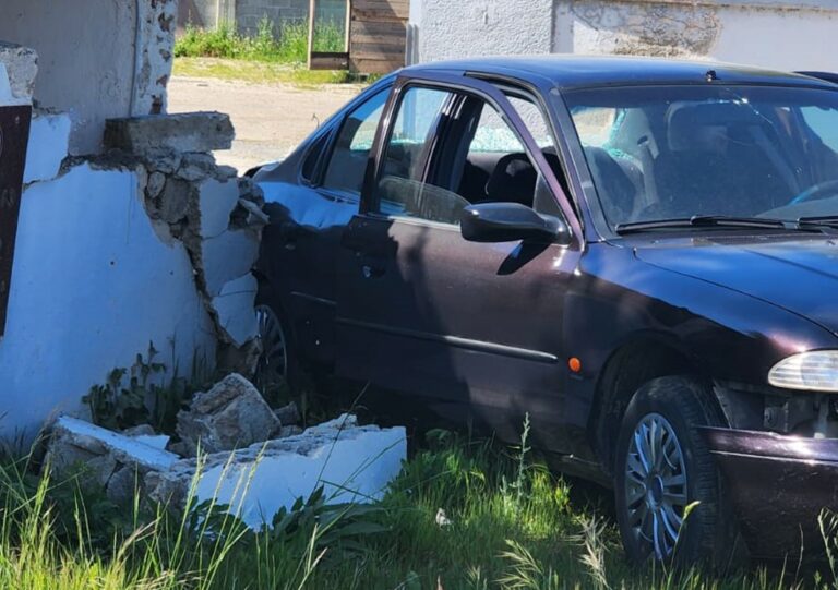 Tjetër aksident në aksin Qafë Thanë-Pogradec, makina përplaset me murin mbrojtës të banesës