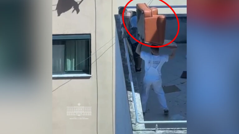 &#8220;Lajthitje&#8221; në Durrës, dy persona hedhin mobiljet nga ballkoni. Balla: Turp!