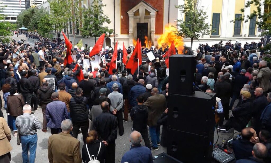 Molotov drejt Bashkisë së Tiranës, arrestohet një 31-vjeçar