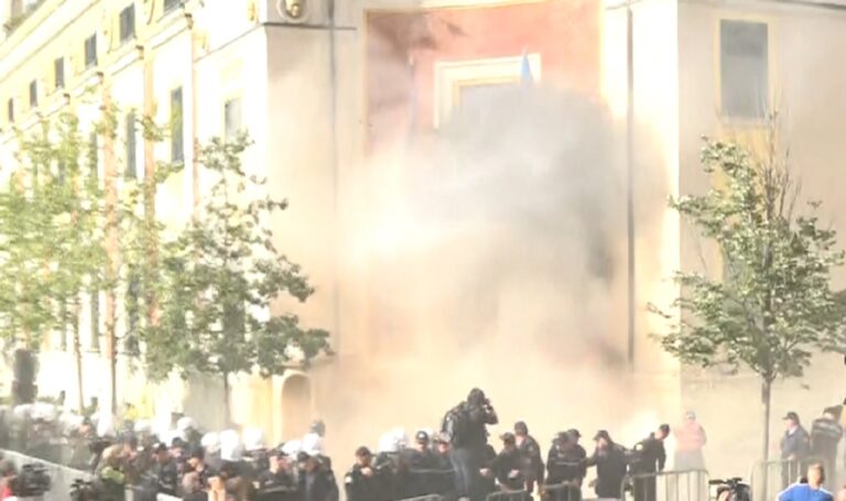 Protesta para Bashkisë Tiranë/ Protestuesit hedhin molotov, policia kundërpërgjigjet me gaz lotsjellës
