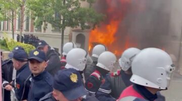 Hedhja e molotovëve para Bashkisë së Tiranës, arrestohen 3 protestues