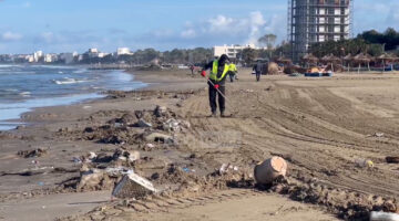 Era "sjell" mbeturinat në breg të detit në Durrës