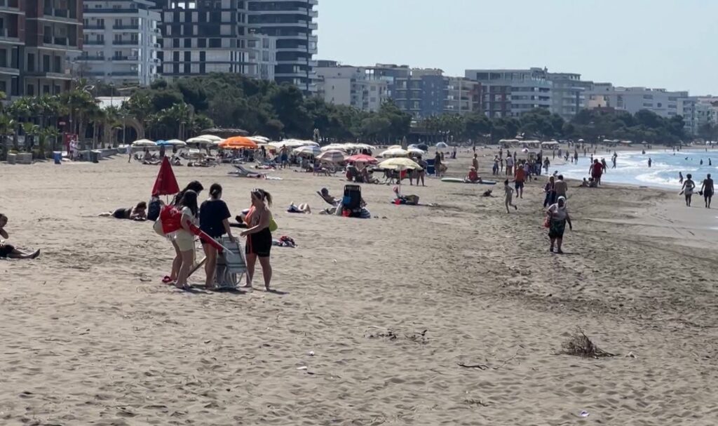 Moti i ngrohtë popullon plazhet, fluks pushuesish në bregdetin shqiptar