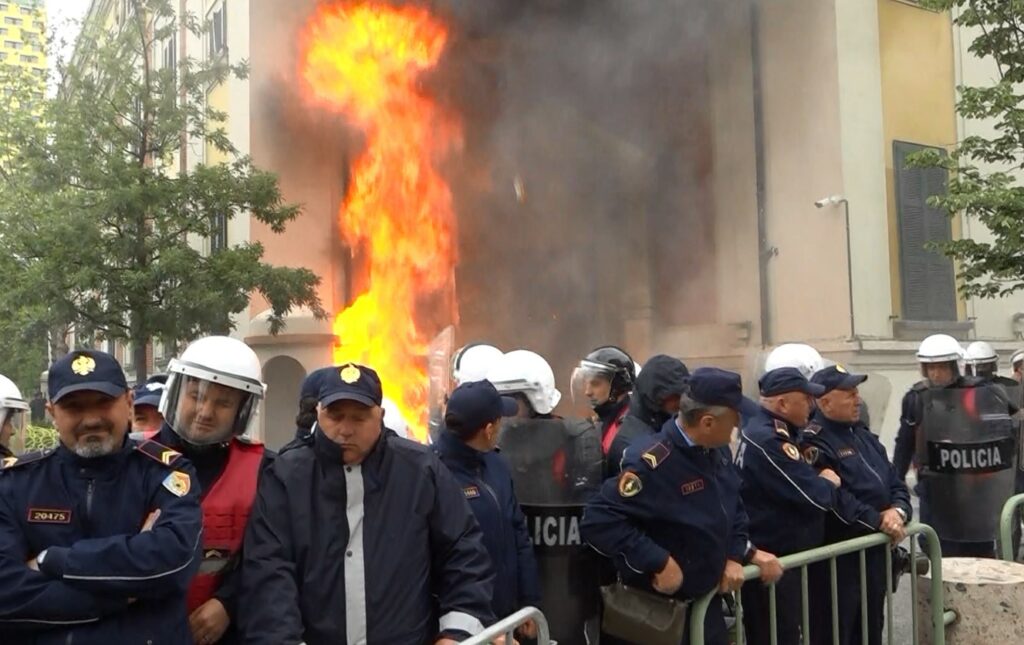 Sot sërish protestë para Bashkisë së Tiranës, policia merr masa