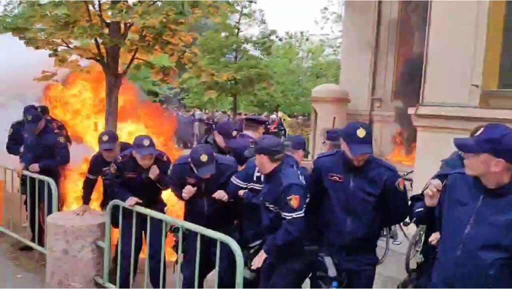 Video: Protestuesit hedhin molotovë në derën e bashkisë së Tiranës