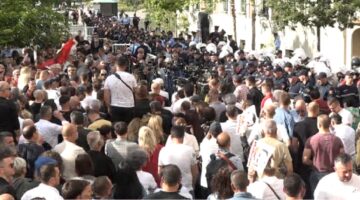 Opozita protestë para Bashkisë së Tiranës