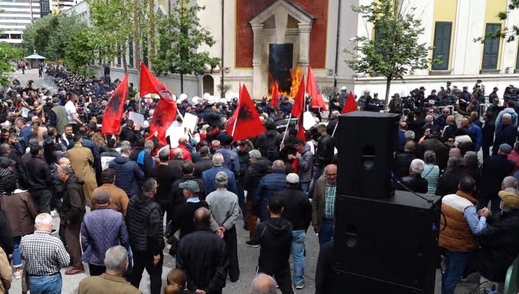 Opozita, sërish protestë para bashkisë