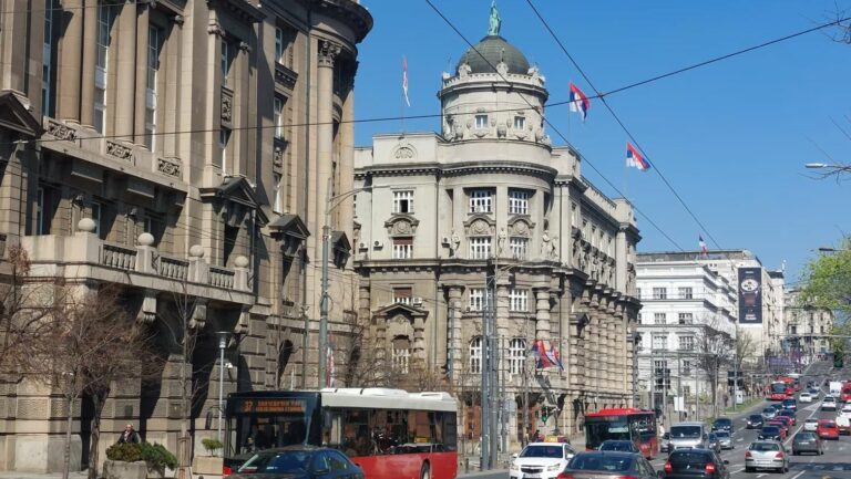 Prezantohet qeveria e re e Serbisë. Beogradi sfidon SHBA, dy “non grata” në kabinet