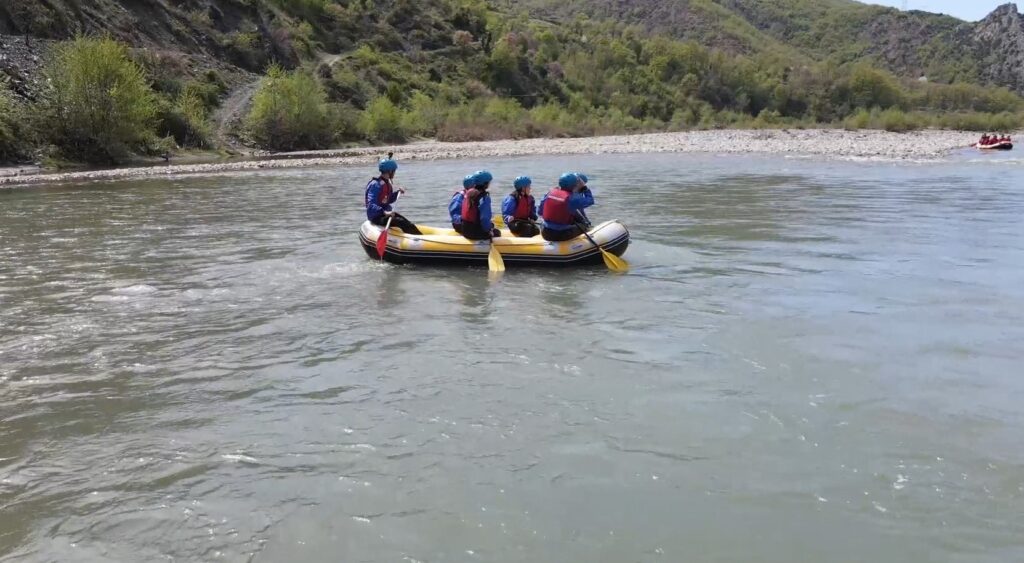 Rafting në Shkumbin tërheq turistët e huaj