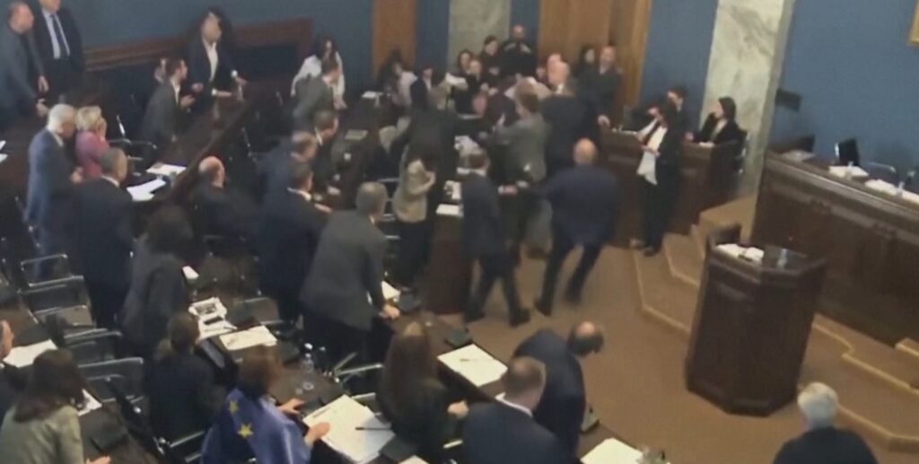 Përplasje fizike në Parlamentin e Gjeorgjisë