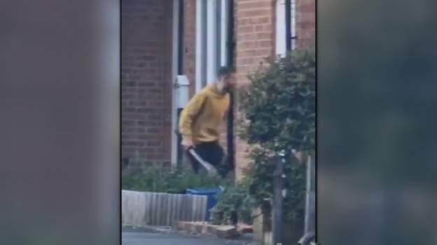 “Çmendet” 36-vjeçari në Londër, plagos me shpatë disa persona