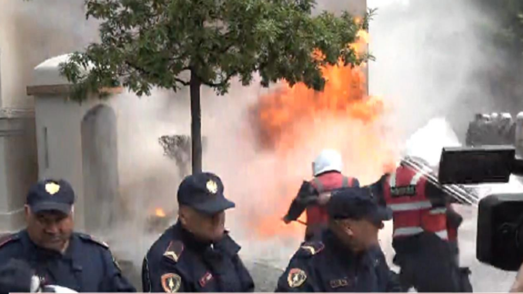 Protestë para Bashkisë së Tiranës, protestuesit hedhin molotov