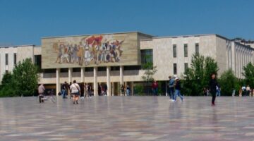 “Daily Express” rekomandon Tiranën: Destinacion ideal për pushime në Qershor