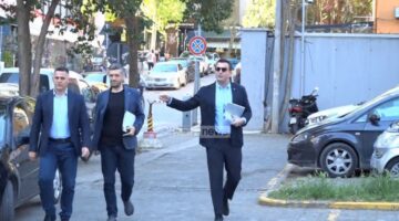 Video: Kryebashkiaku i Tiranës Veliaj paraqitet në SPAK