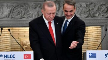 Mitsotakis vizitë në Turqi për të përmirësuar lidhjet e dëmtuara