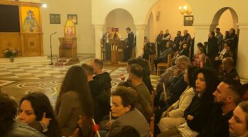 Kremtohet Pashka Ortodokse/ Besimtarët shpërndajnë dritën e shpresës