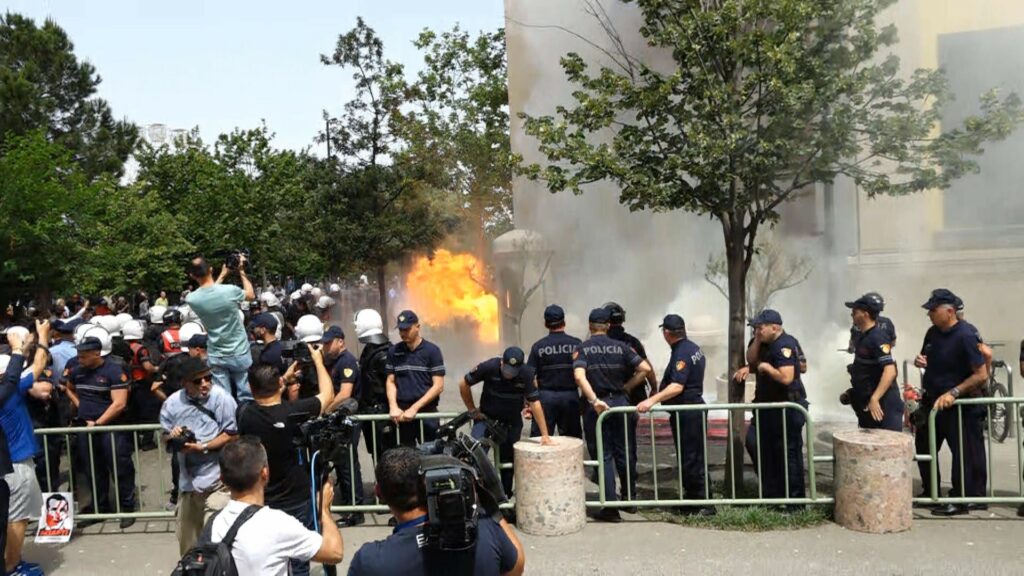 Protesta e opozitës, hidhet molotov para Bashkisë së Tiranës