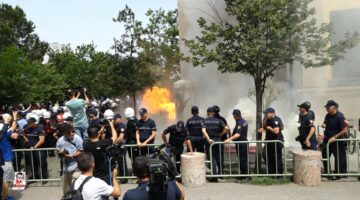 Protesta e opozitës, hidhet molotov para Bashkisë së Tiranës