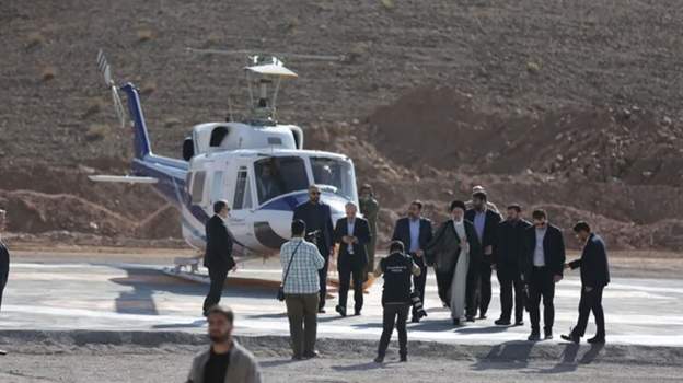 Presidenti Ebrahim Raisi pranë helikopterit me të cilin u rrëzua