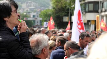 “Me pagat që marrim mezi mbyllim muajin”, punëtorët protestojnë në Shkup