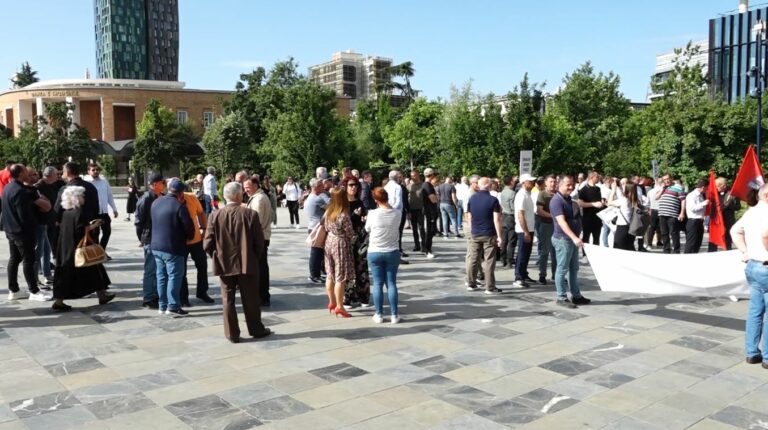 1 Maji, protestë simbolike edhe në Tiranë