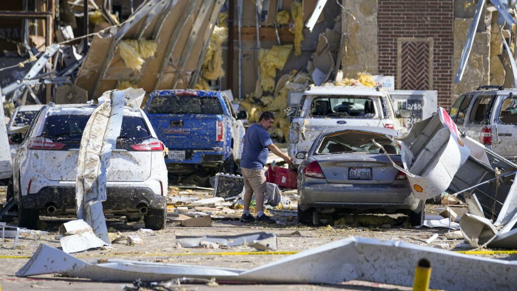 Tornadot shkatërrimtare vijojnë të marrin jetë njerëzish në Shtetet e Bashkuara të Amerikës. Bilanci i të vdekurve ka arritur në 23, ndërsa qindra të tjerë janë plagosur. Sipas të dhënave nga autoritetet, të paktën 8 viktima u regjistruan në Arkansas, shtatë në Teksas, katër në Kentaki dhe dy në Oklahoma.