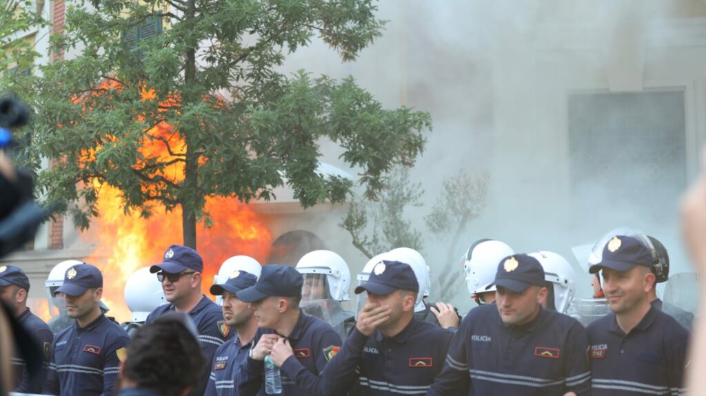 Protesta e 7-të te bashkia e Tiranës nis me tensione, molotov drejt godinës