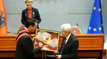 Ali Ahmeti nderohet me titullin “Qytetar Nderi” i Tiranës