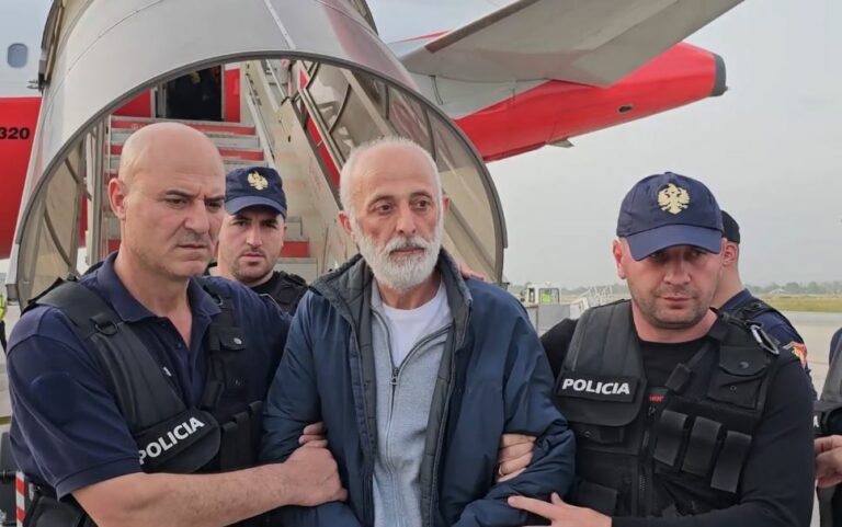 Në kërkim për vrasje të trefishtë, ekstradohet 54-vjeçari që fshihej në Itali