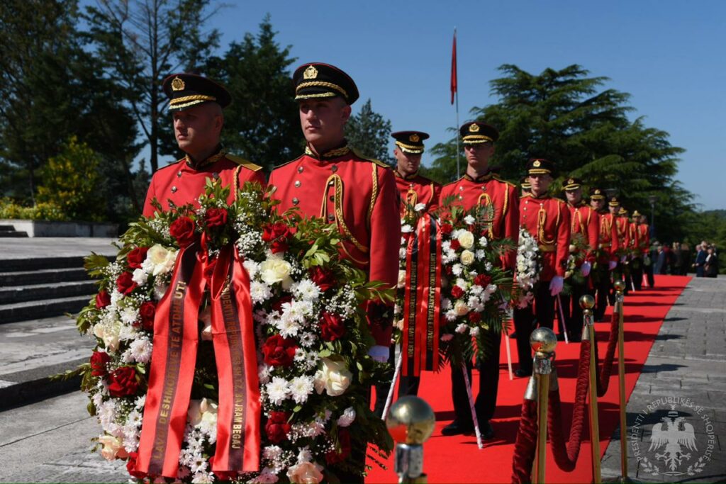 Presidenti Begaj nderon kujtimin e Dëshmorëve të Atdheut: U martirizuan për lirinë që ne gëzojmë sot