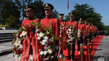 Presidenti Begaj nderon kujtimin e Dëshmorëve të Atdheut: U martirizuan për lirinë që ne gëzojmë sot