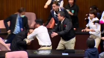 Dhunë në Parlamentin e Tajvanit, plagoset deputeti i partisë që drejton qeverinë e pakicës