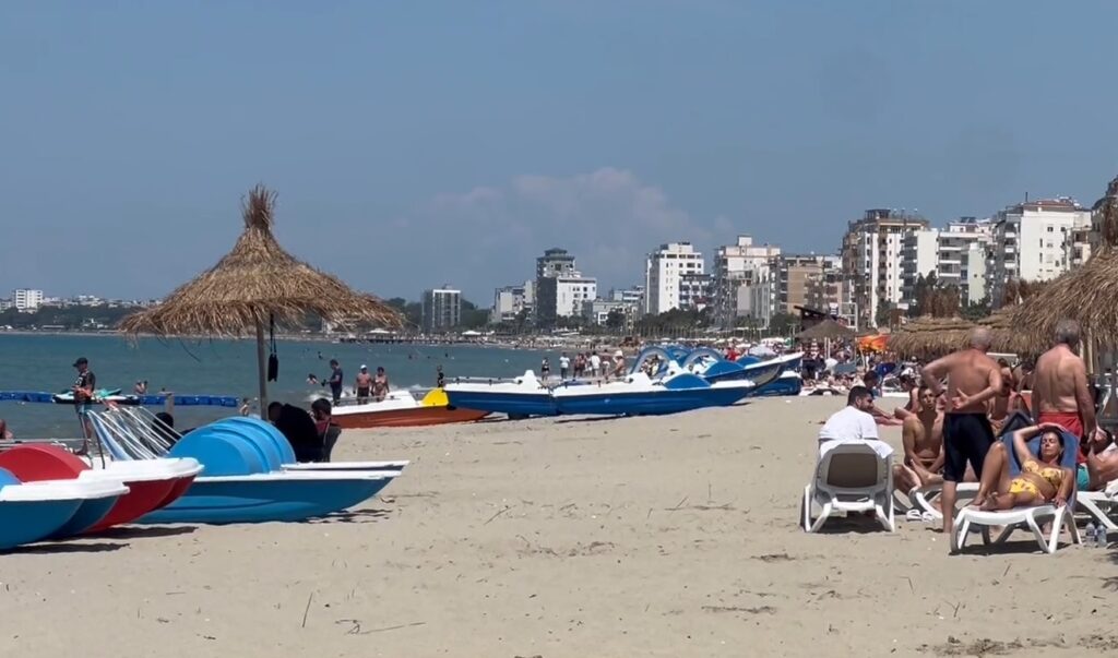 Turistët e huaj zgjedhin Durrësin për pushime në Maj