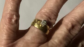 Ka edhe kështu &#8220;ribashkimesh&#8221;, e moshuara gjen unazën e fejesës pas 54 vitesh