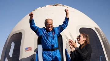 Realizimi i një ëndrre, 90-vjeçari bëhet personi më i vjetër që shkon në hapësirë