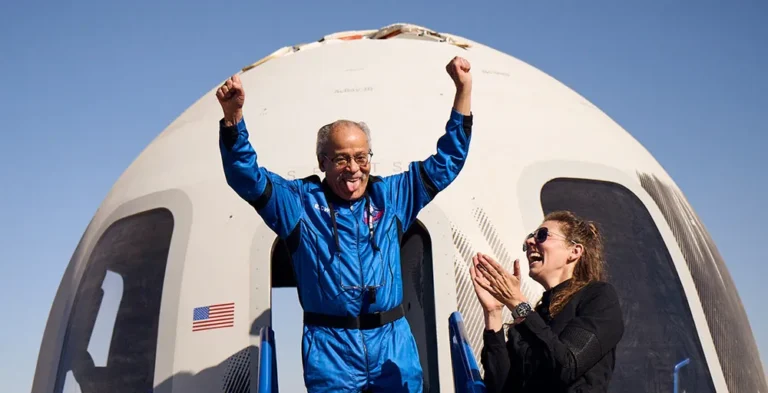 Realizimi i një ëndrre, 90-vjeçari bëhet personi më i vjetër që shkon në hapësirë